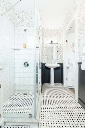 Quarto solteiro standard | Banheiro | Chuveiro, produtos de toalete grátis, secador de cabelo 