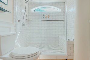 Habitación individual Deluxe | Baño | Regadera, amenidades de baño gratuitas, secadora de cabello, batas