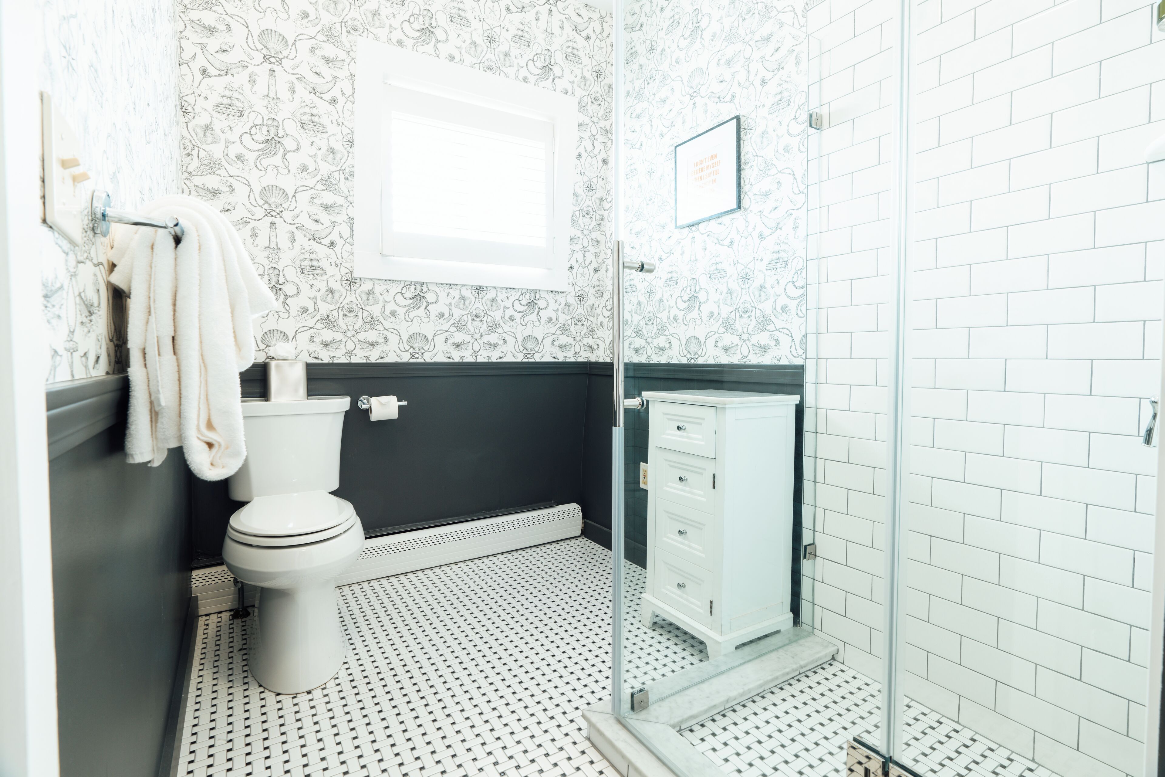 Une salle de bain comprenant des toilettes, un lavabo et un espace douche.