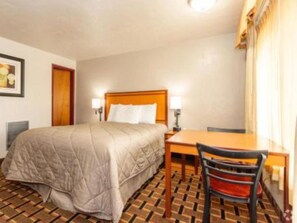 Desk, iron/ironing board, free WiFi, bed sheets - Anchor Bay Inn (Reedsport)