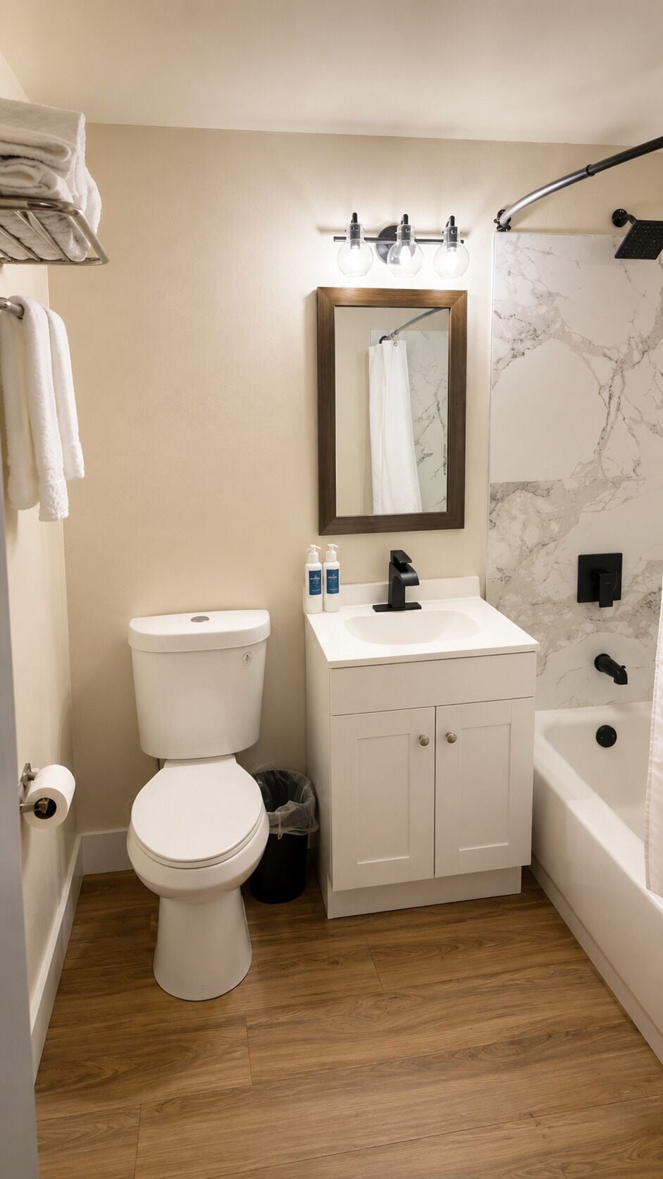 Chambre, 1 très grand lit | Salle de bain | Articles de toilette (gratuits), serviettes fournies
