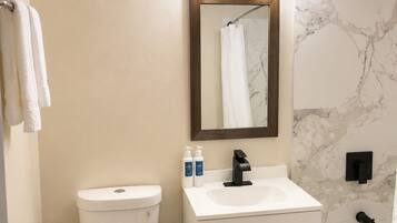 Chambre, 1 très grand lit | Salle de bain | Articles de toilette (gratuits), serviettes fournies