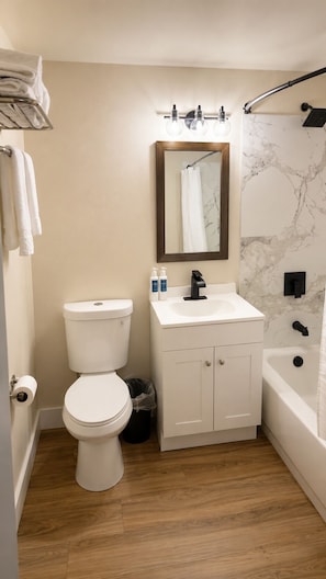 Chambre, 1 très grand lit | Salle de bain | Articles de toilette (gratuits), serviettes fournies