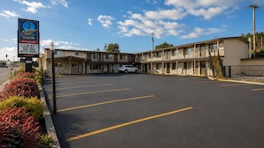 Unclassified image, 4 of 15, button - Anchor Bay Inn (Reedsport)