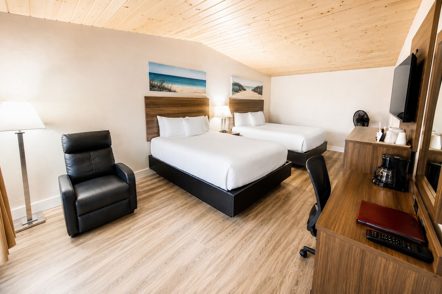 Escritorio, tabla de planchar con plancha, wifi gratis y ropa de cama 