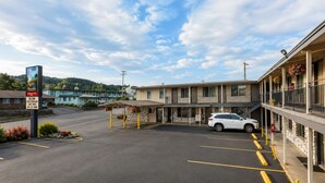 Unclassified image, 5 of 15, button - Anchor Bay Inn (Reedsport)