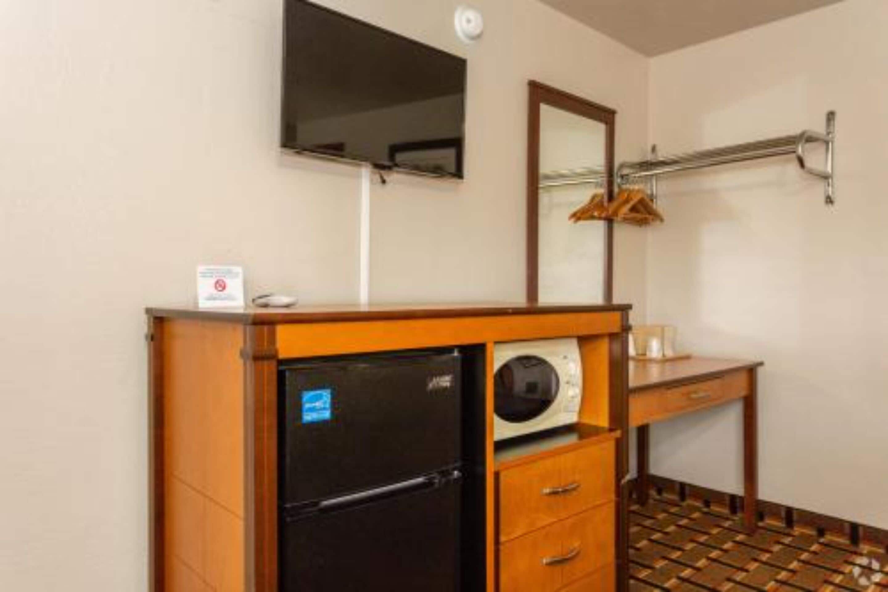 Habitación, 1 cama Queen size | Escritorio, tabla de planchar con plancha, wifi gratis y ropa de cama 