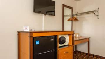 Habitación, 1 cama Queen size | Escritorio, tabla de planchar con plancha, wifi gratis y ropa de cama