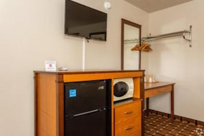 Room, 1 Queen Bed | Desk, iron/ironing board, free WiFi, bed sheets - Anchor Bay Inn (Reedsport)