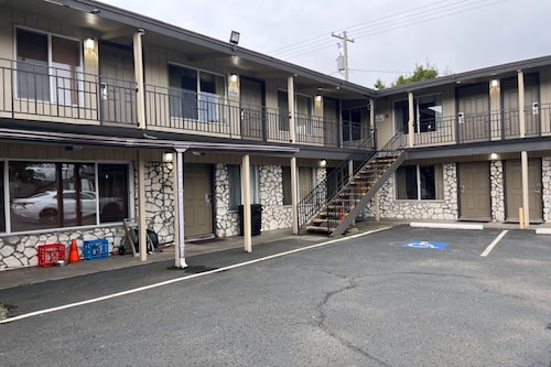 Anchor Bay Inn