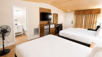 Escritorio, tabla de planchar con plancha, wifi gratis y ropa de cama