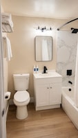 Habitación, 1 cama de matrimonio grande | Baño | Artículos de higiene personal gratuitos y toallas