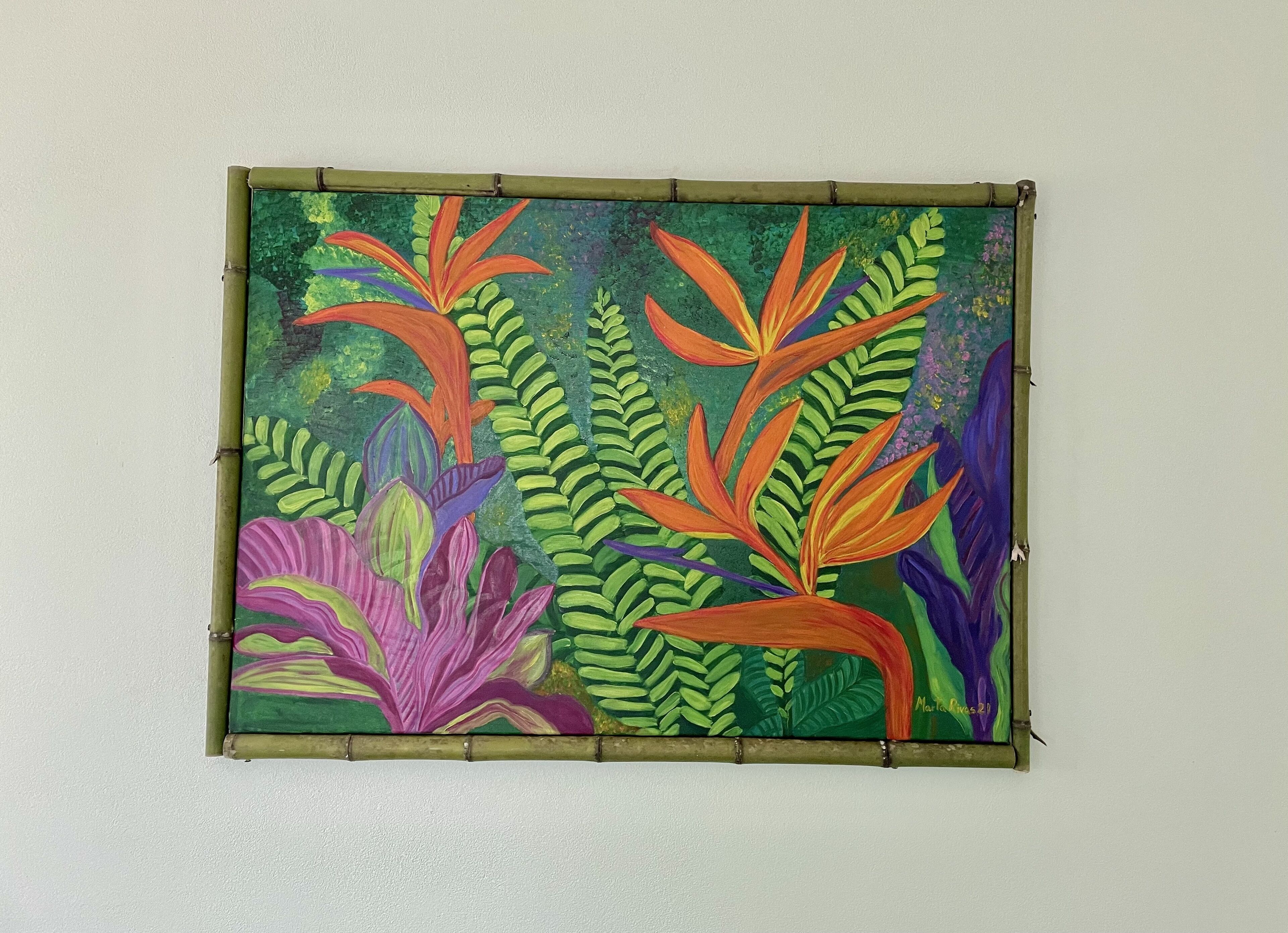 Een vierkant schilderij met levendige tropische planten voor een groene achtergrond, omringd door een bamboe rand.