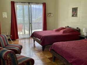 Familie tweepersoonskamer | Een kluis op de kamer, individueel gedecoreerd, verduisterende gordijnen