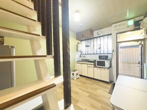 Casa básica, 3 habitaciones, para no fumadores, vista a la ciudad | Cocina privada | Refrigerador, microondas, horno y parrilla de estufa