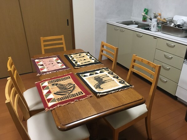 ベーシック アパートメント 2 ベッドルーム 禁煙 シティビュー | 客室内のダイニングエリア