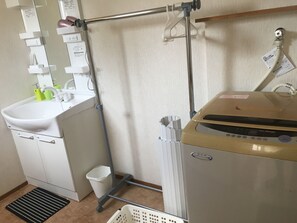 ベーシック アパートメント 2 ベッドルーム 禁煙 シティビュー | バスルーム | シャワー付き浴槽、深めの浴槽、ヘアドライヤー、スリッパ