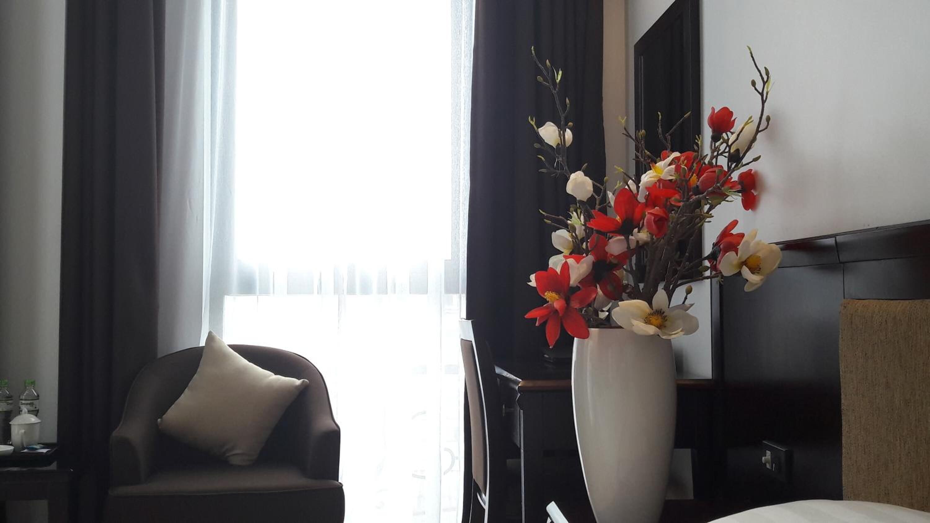 Een minibar, een kluis op de kamer, een bureau, verduisterende gordijnen