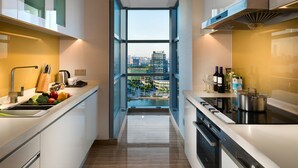 Une cuisine moderne avec vue sur la ville, un évier et une cuisinière.