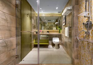 Kombinasi shower/bathtub dan perlengkapan mandi gratis