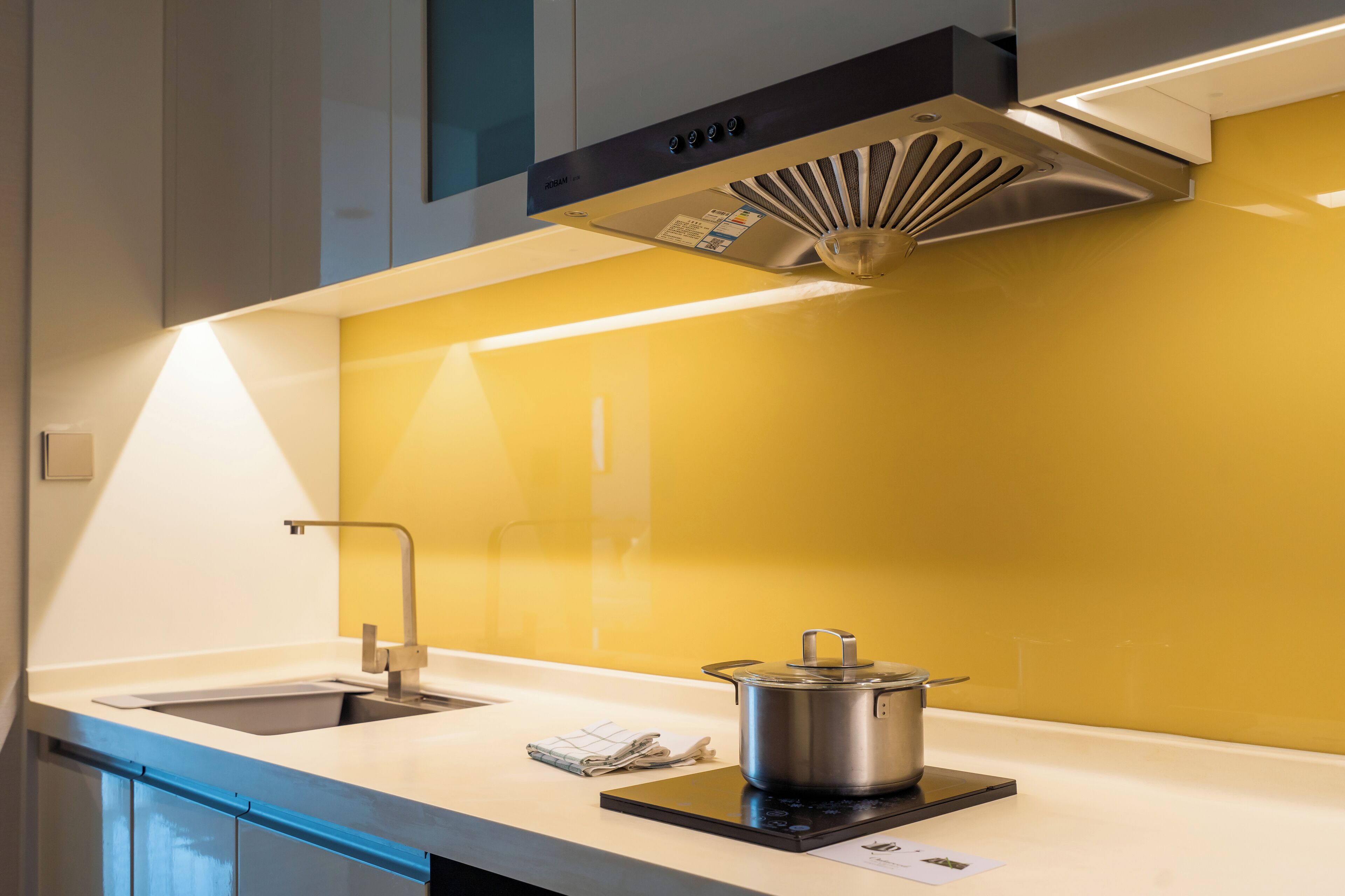 junior apartment, partial lake view | 3 bedrooms, premium bedding, in-room safe, desk