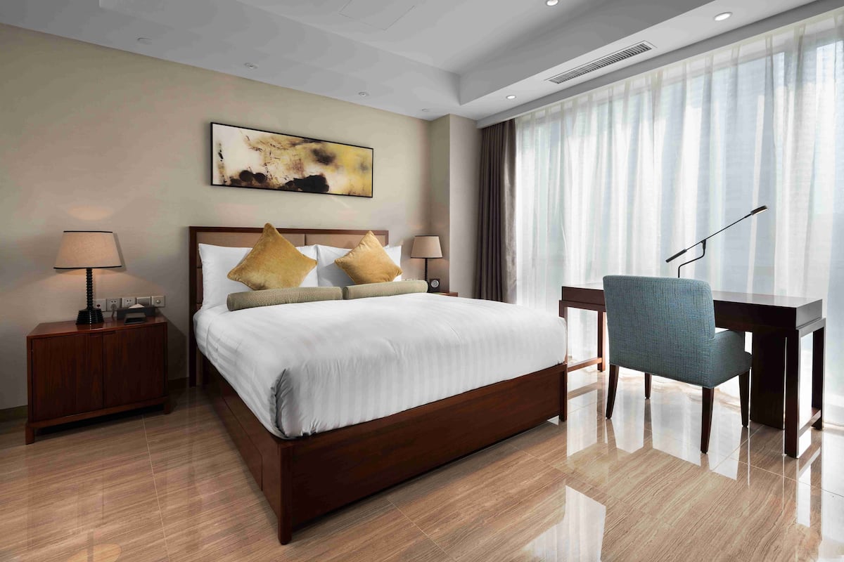 3 bedrooms, premium bedding, in-room safe, desk