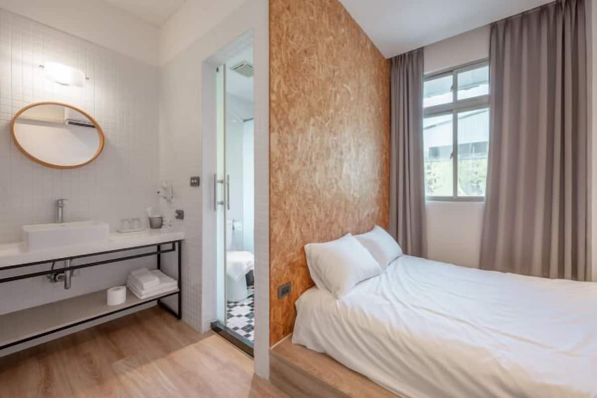 Soundproofing, free WiFi, bed sheets