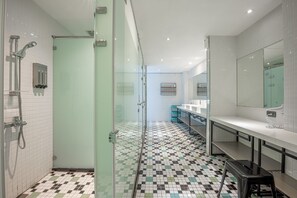Een douche, een haardroger, pantoffels, handdoeken