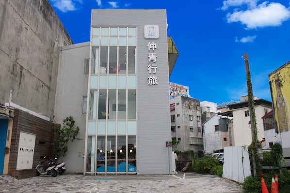 A modern building with large windows and a sign indicating it is a Light Hotel. - Light Hostel Hualien (Hualien City)