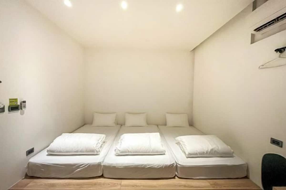 Soundproofing, free WiFi, bed sheets