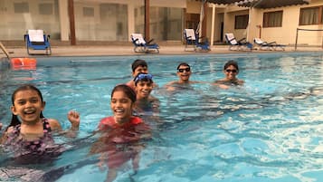 Kolam renang tertutup, 2 kolam renang terbuka