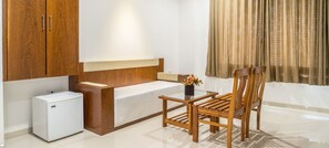 Paradise VIP Suite | Living room | Flat-screen TV - Hotel Pushpak Resort (Rahata)