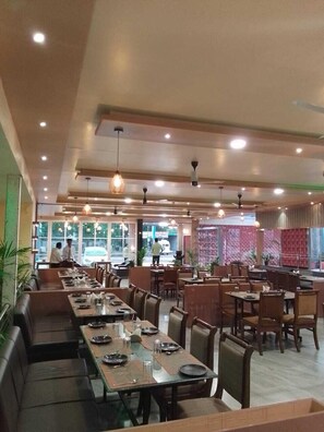 Restaurant - Hotel Pushpak Resort (Rahata)