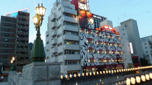 Ein mehrstöckiges Gebäude mit einem gut sichtbaren Schild 'APM Hotel'.