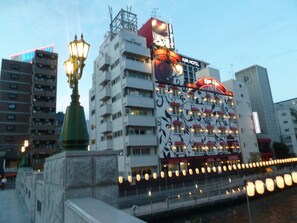 Un edificio de varios pisos con un llamativo letrero que dice 'APM Hotel'.