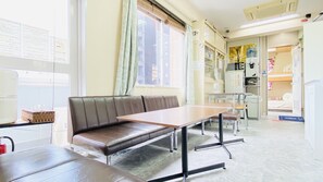 Living area - GUEST HOUSE B's Five II - Hostel (Osaka)