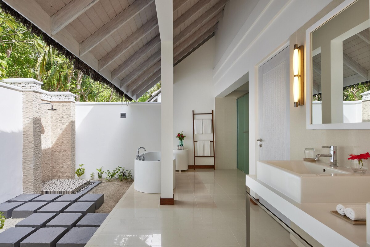 One Bedroom Beach Pool Pavilion Suite | Premium bedding, down duvets, memory-foam beds, minibar