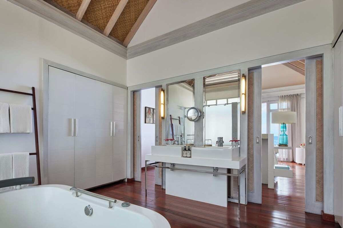 ヴィラ プライベートプール 水上 (1 Bedroom) | 高級寝具、羽毛の掛け布団、低反発ベッド、ミニバー