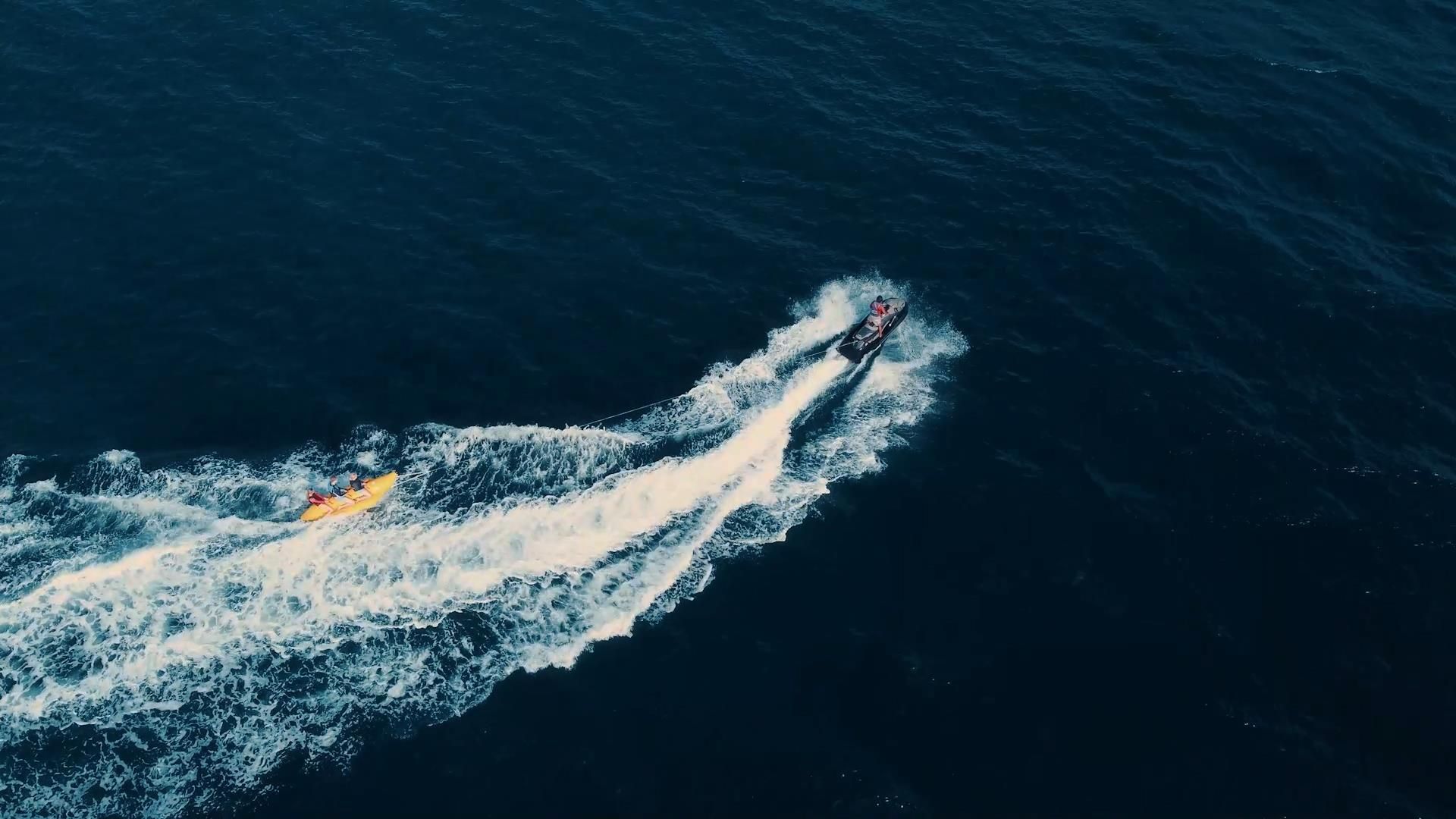 Un jet ski dejando una estela en el agua.