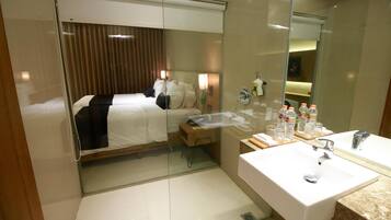 Superior-Zimmer (Simple Star) | Badezimmer | Dusche, kostenlose Toilettenartikel, Hausschuhe, Handtücher