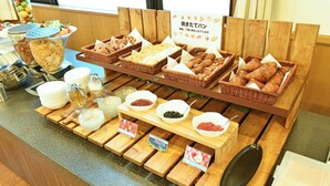 Un bufé de desayuno con diferentes alimentos y salsas.