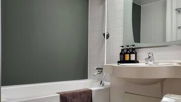 Combined shower/bathtub, free toiletries, hair dryer, slippers