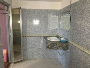 Yaewaddy Suite | Bathroom | Combined shower/bathtub, deep-soaking bathtub, free toiletries