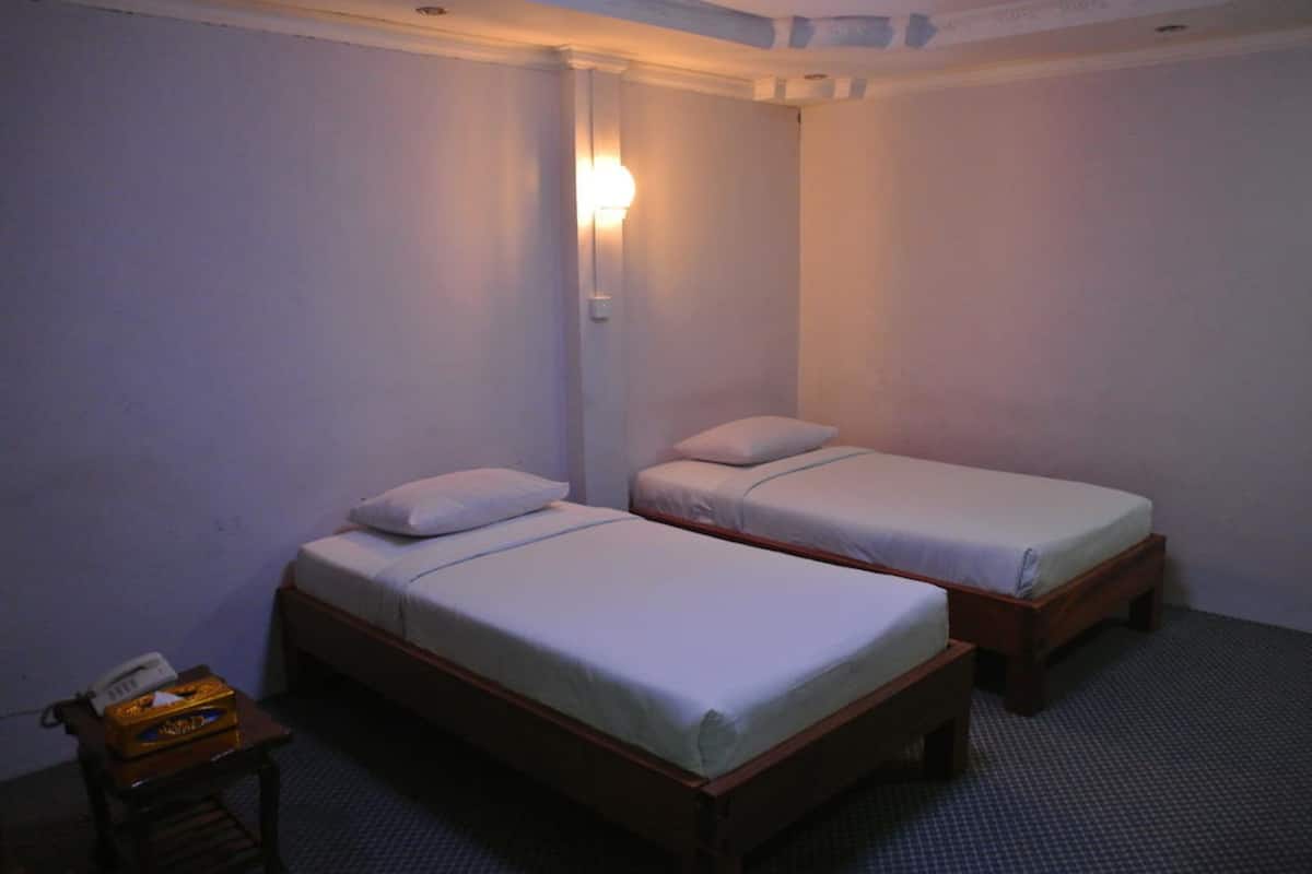 Superior Double or Twin Room | Meja, langsir/tirai gelap terus, seterika/papan seterika, Wi-fi percuma