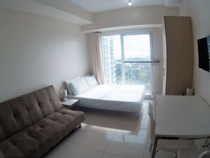 Standard Room, 1 Bedroom | Desk, iron/ironing board, wheelchair access