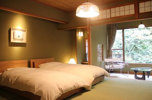 Cubrecamas y caja de seguridad en la habitación 