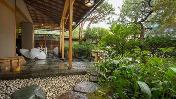 Pintu masuk properti