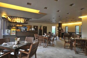3 restaurantes; se sirven desayunos, almuerzos y cocina internacional 