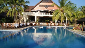 2 outdoor pools