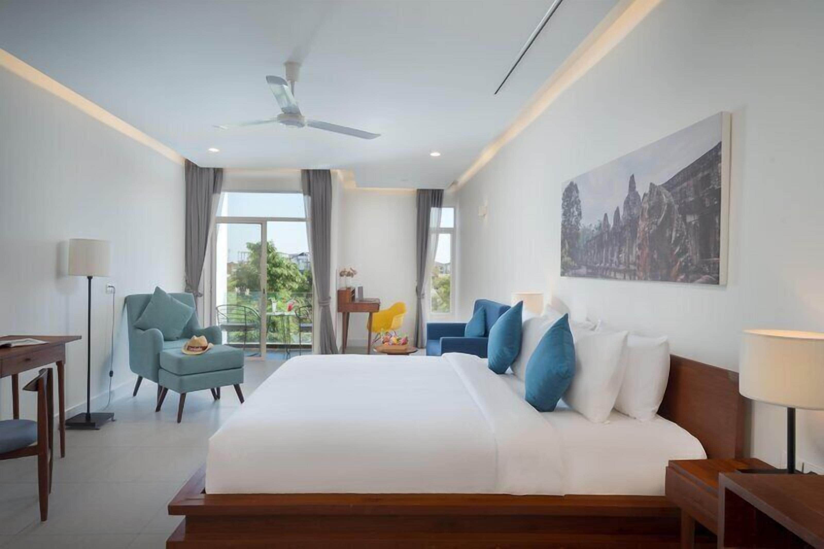 Superior Double Room, Pool View | Minibar, in-room safe, desk, blackout drapes